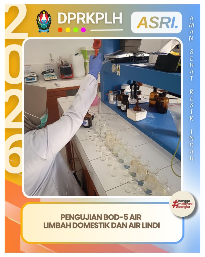 Analis Laboratorium DPRKPLH Temanggung Uji Sampel Limbah Domestik dan Lindi TPA
