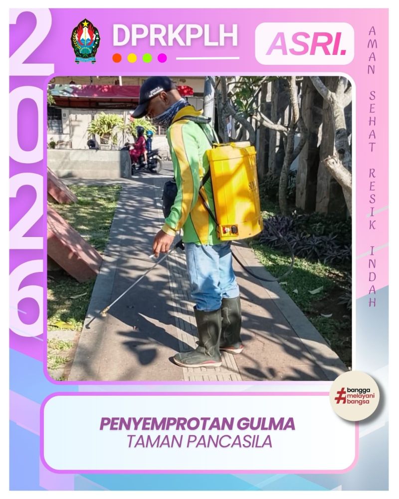 Aksi Petugas RTH Basmi Gulma Pengganggu di Taman Pancasila