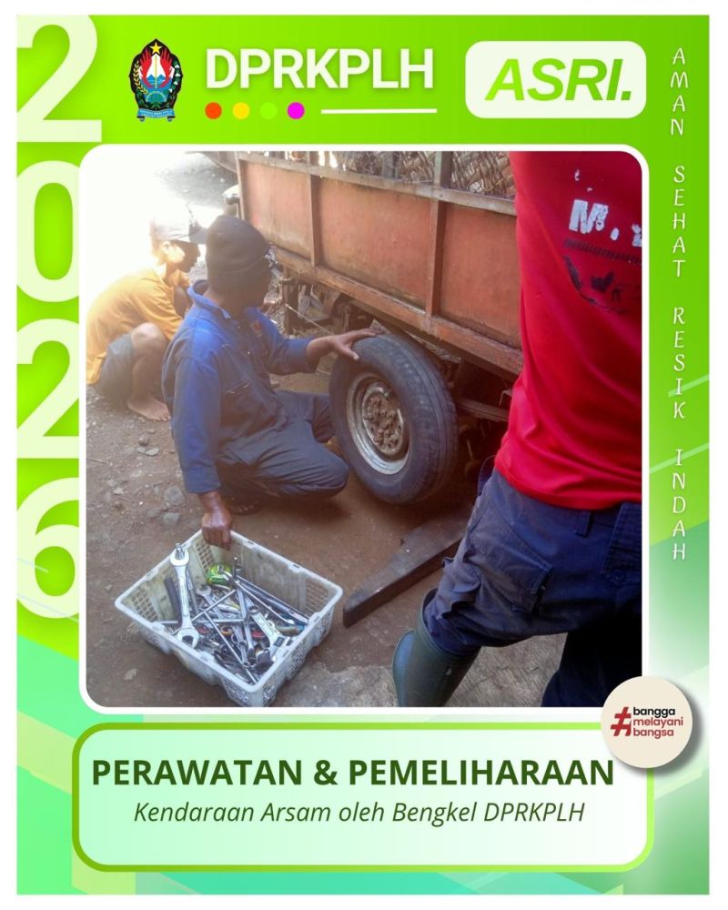 Pastikan Kinerja Optimal, Teknisi Bengkel DPRKPLH Laksanakan Pemeliharaan Rutin Kendaraan Sampah
