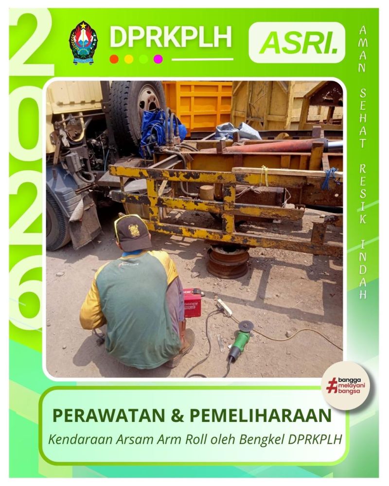 Pastikan Pengangkutan Kontainer Sampah Lancar, Teknisi DPRKPLH Servis Intensif Truk Arm Roll
