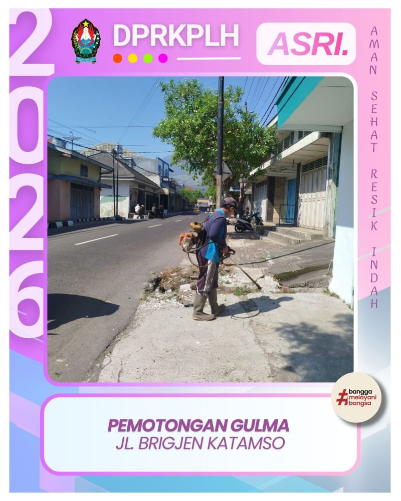 Pastikan Parakan Tetap Rapi, Petugas RTH DPRKPLH Babat Gulma di Jl. Brigjen Katamso