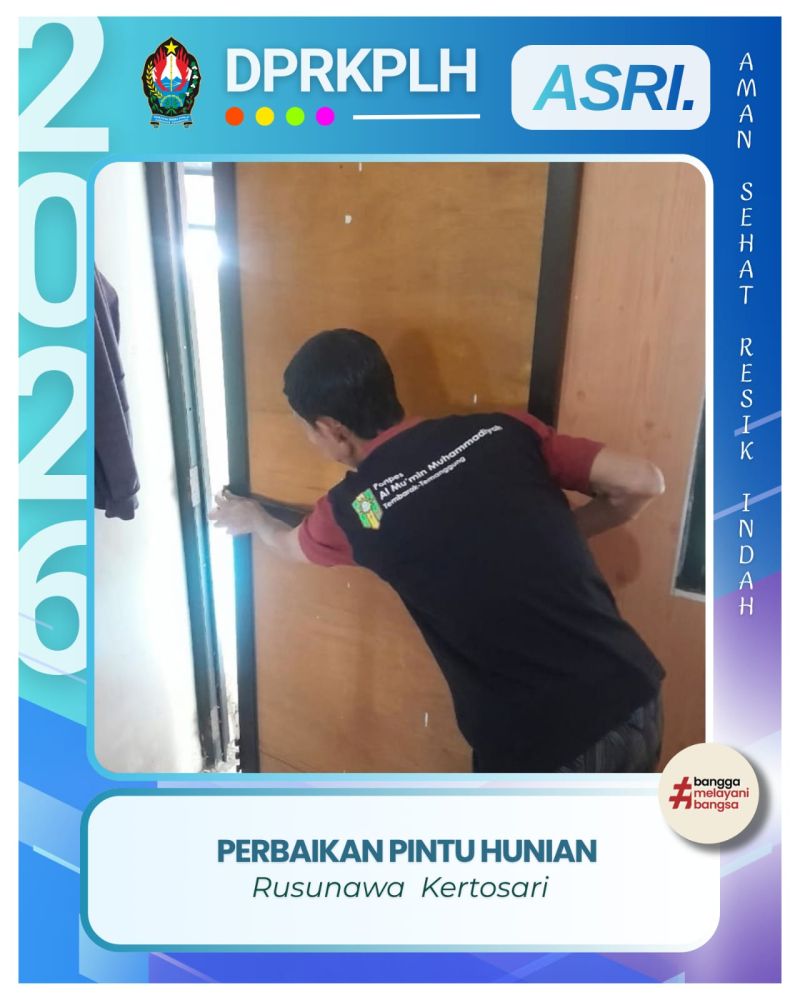 Wujud Totalitas Pelayanan, Petugas Rusunawa Kertosari Sigap Perbaiki Pintu Hunian Warga