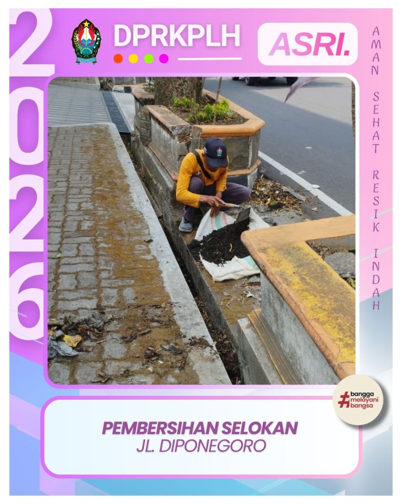 Jaga Kelancaran Saluran Air, Petugas RTH DPRKPLH Bersihkan Selokan Jl. Diponegoro