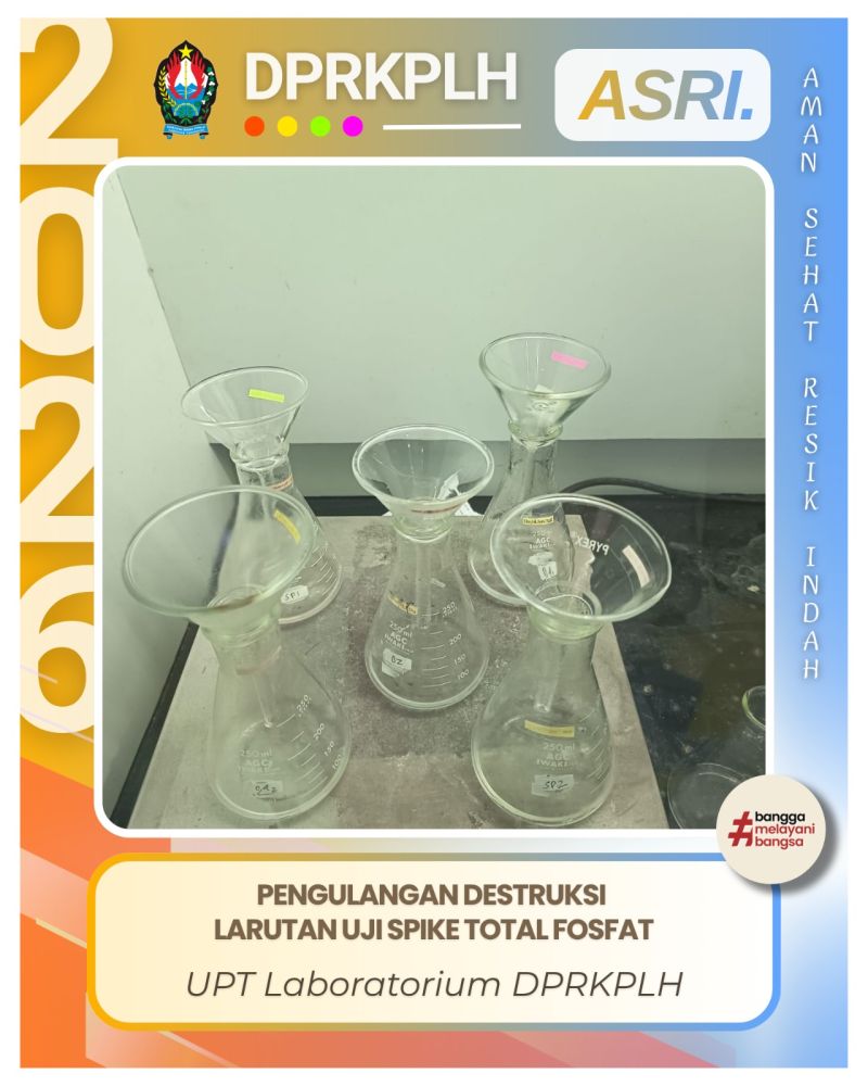 Analis DPRKPLH Lakukan Pengulangan Destruksi Larutan Uji Spike