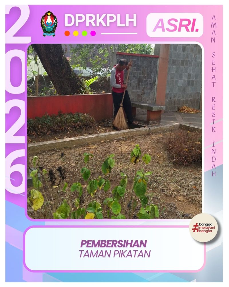 Bikin Nyaman Pengunjung, Petugas DPRKPLH Temanggung Kebut Pembersihan di Taman Pikatan