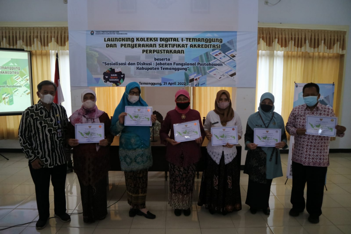 LAUNCHING KOLEKSI DIGITAL i-TEMANGGUNG DAN PENYERAHAN SERTIFIKAT AKREDITASI PERPUSTAKAAN
